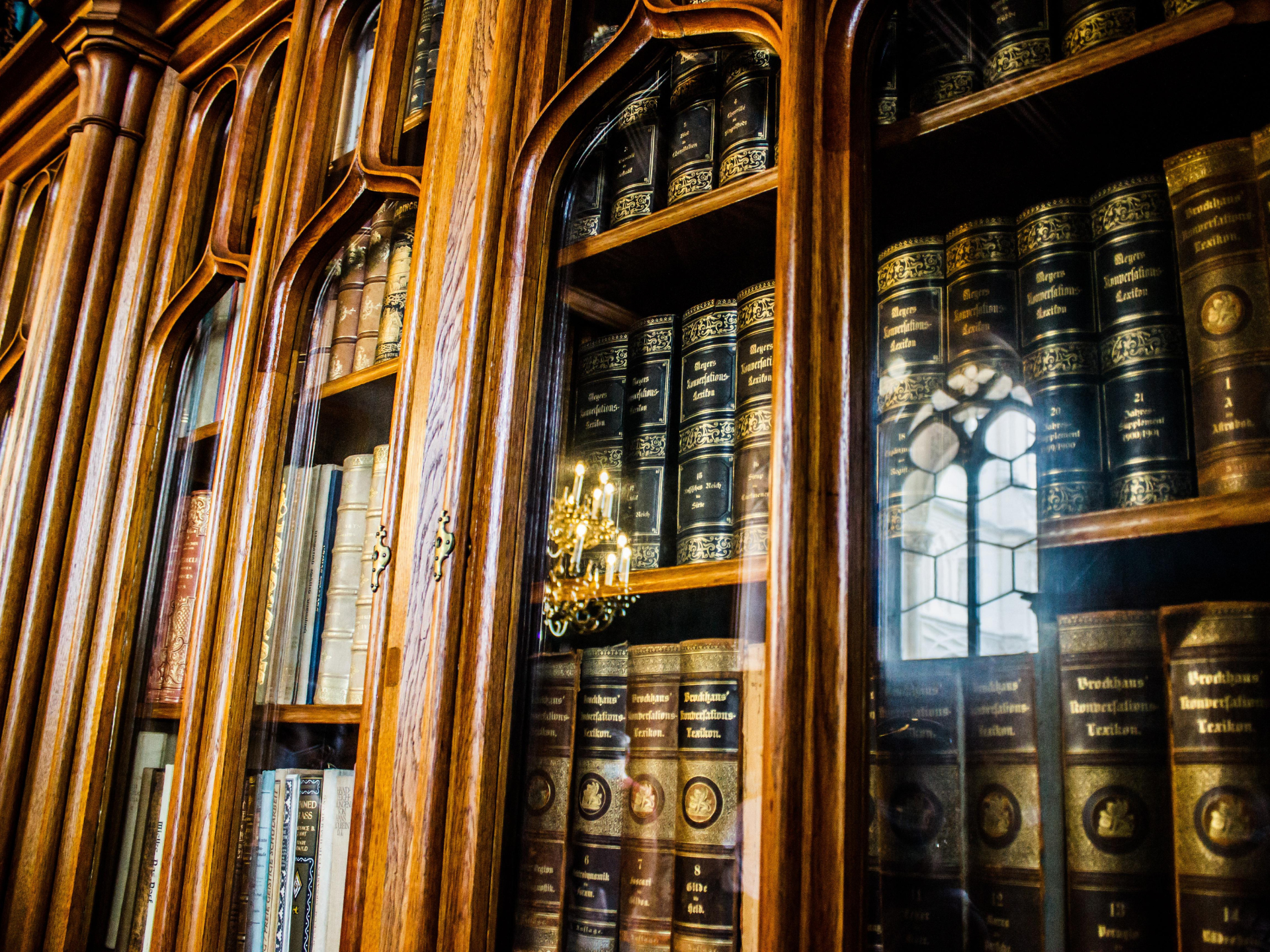 bibliothèque en merisier réalisée par l'atelier Vasselin